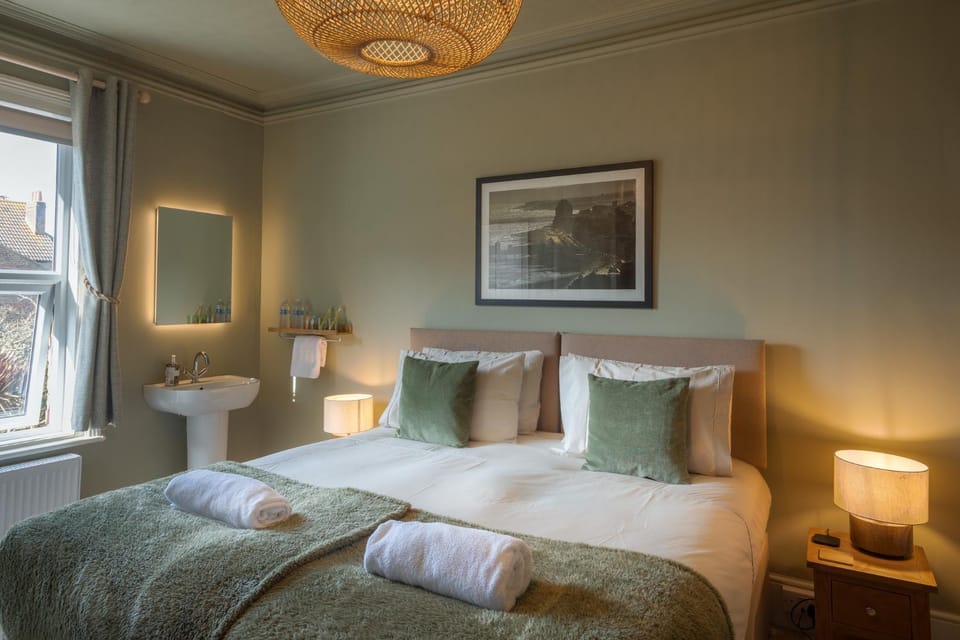 Bed, Photo of the whole room, Bedroom, towels