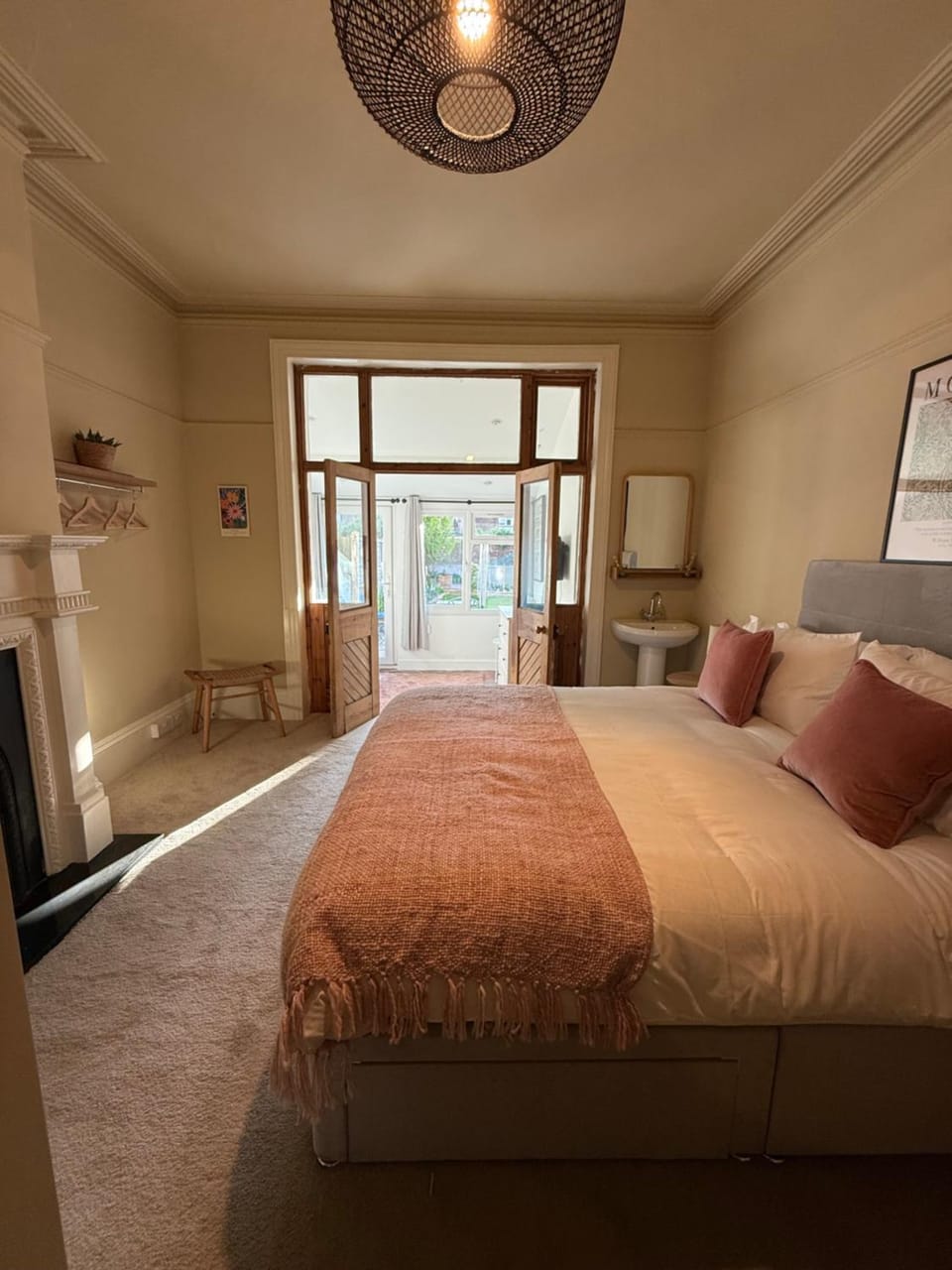 Bed, Living room, Photo of the whole room, Seating area, Bedroom