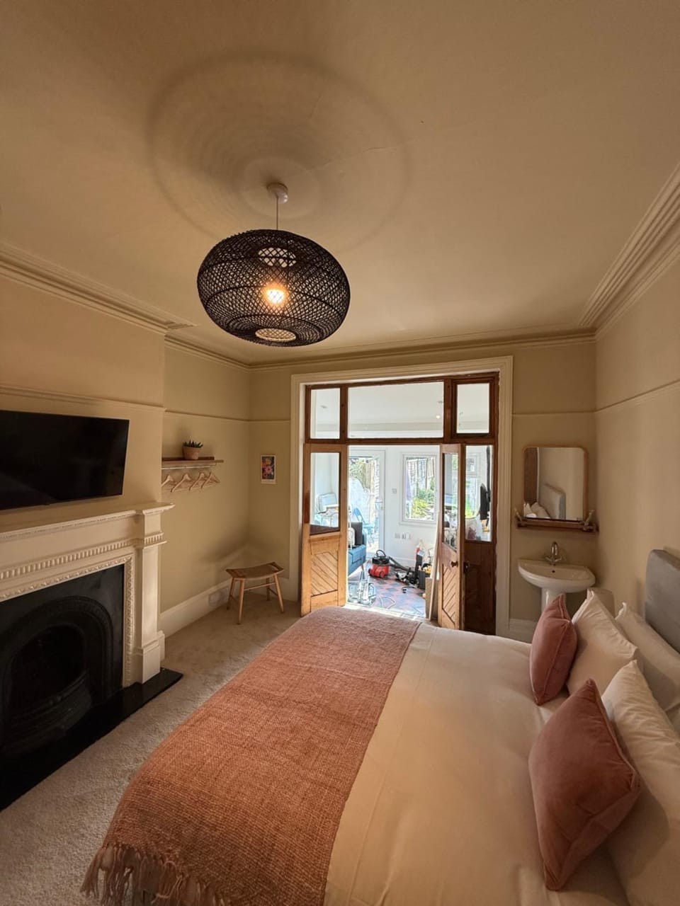 Bed, TV and multimedia, Living room, Photo of the whole room, Bedroom