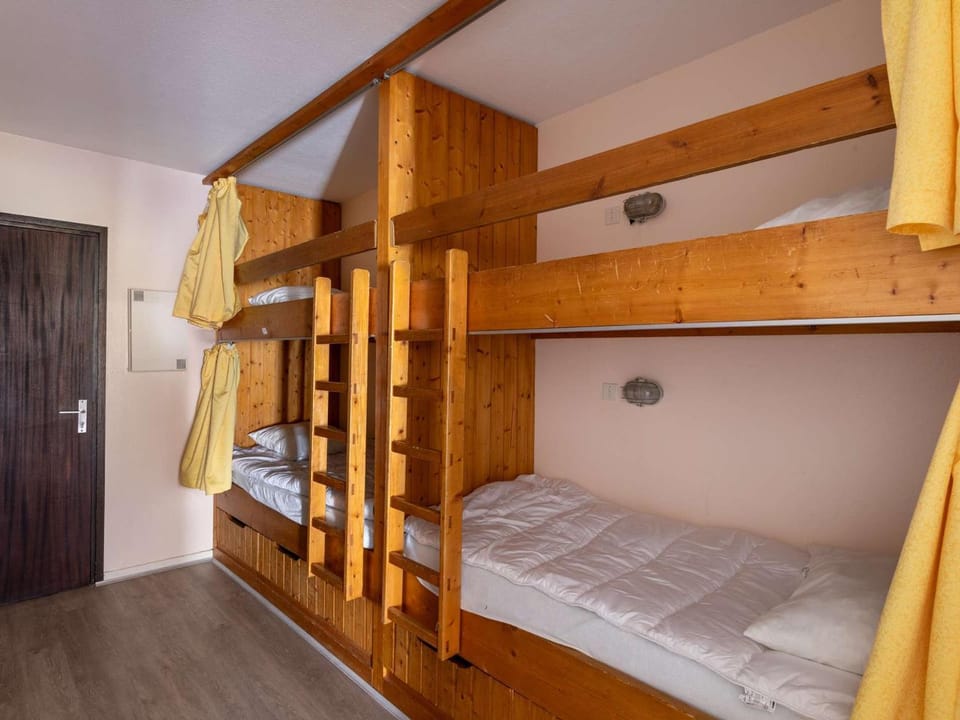 Studio 6 pers. avec balcon et accès direct aux pistes à Eaux-Bonnes - FR-1-400-6 Apartment in Nouvelle-Aquitaine