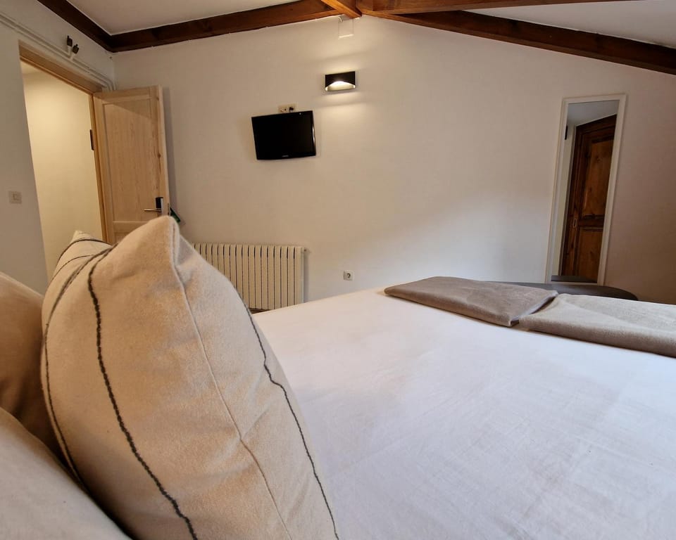 Bed, TV and multimedia, Photo of the whole room, Bedroom