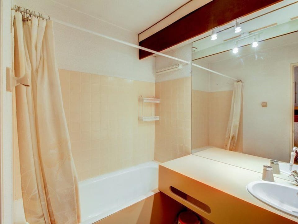 Studio cabine 6 personnes avec balcon à La Mongie, près des pistes Cabin in Occitanie