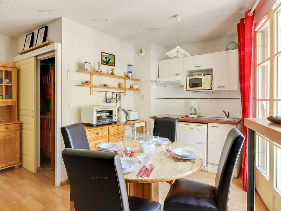 Appartement T2 cabine pour 6 pers, parking inclus, face aux télécabines - FR-1-401-19 Cabin in Cauterets