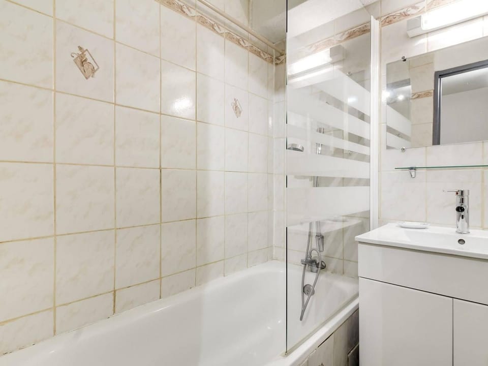 Studio cabine 6 pers, idéal montagne, ascenseur, ski, parking, animaux admis - FR-1-403-12 Cabin in Aragon
