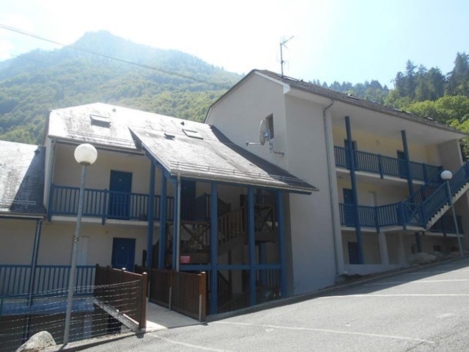 Appartement cosy Cauterets, balcon sud, proche centre & télécabine, 4 pers, parking inclus - FR-1-401-15 Cabin in Cauterets