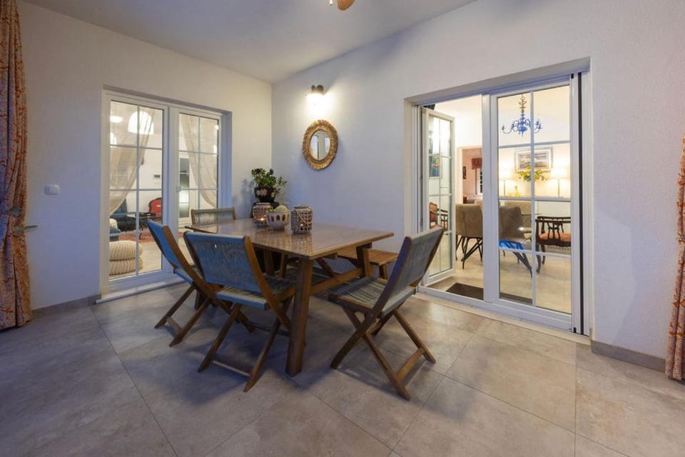 Balcony/Terrace, Entertainment