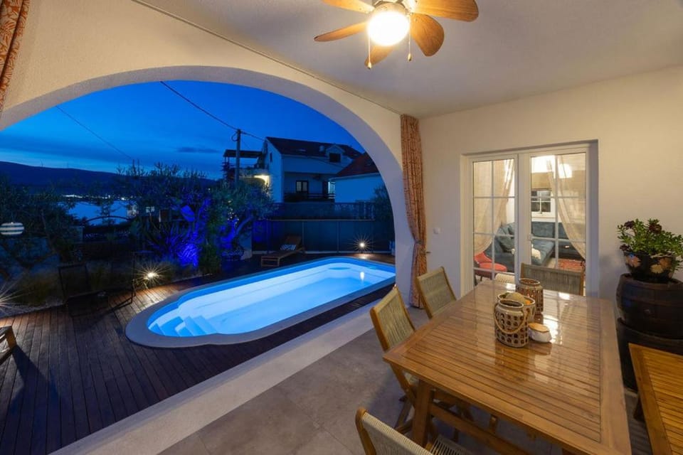 Property building, Sea view, Swimming pool