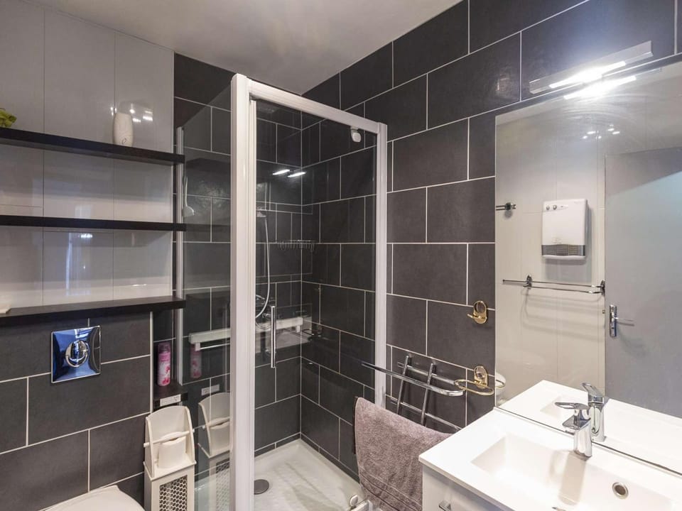 Cauterets: Apt 2 Chambres, Balcon, WIFI - FR-1-401-26 Apartment in Cauterets