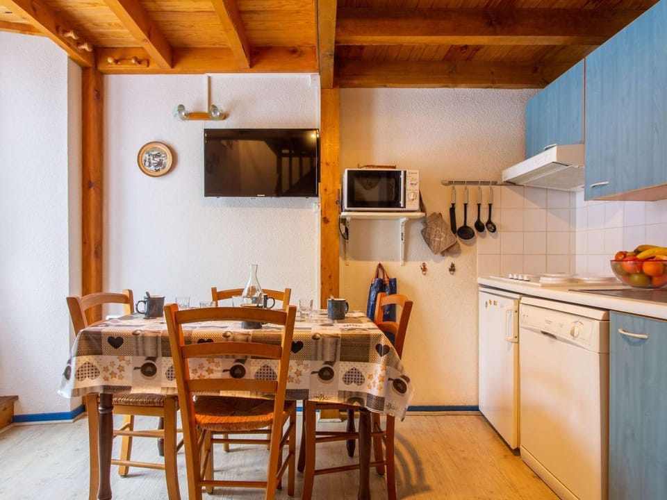 Appartement cosy 4 pers avec parking, terrasse, local à skis - FR-1-403-21 Apartment in Aragon