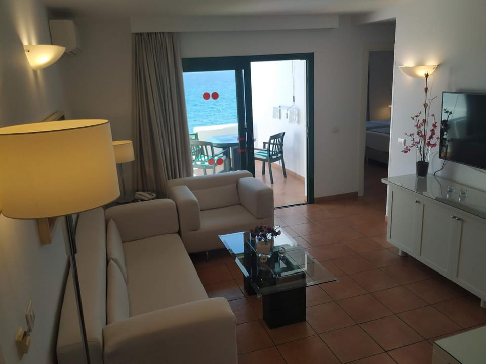 Balcony/Terrace, Photo of the whole room, Decorative detail, Seating area, Dining area