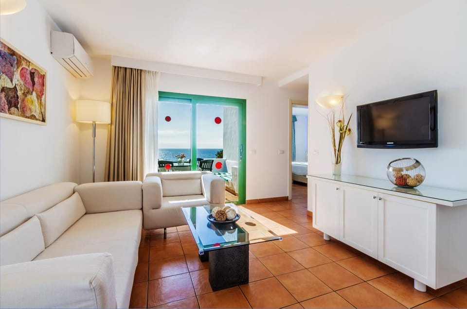 Balcony/Terrace, Living room, Photo of the whole room, Seating area, Dining area, Sea view