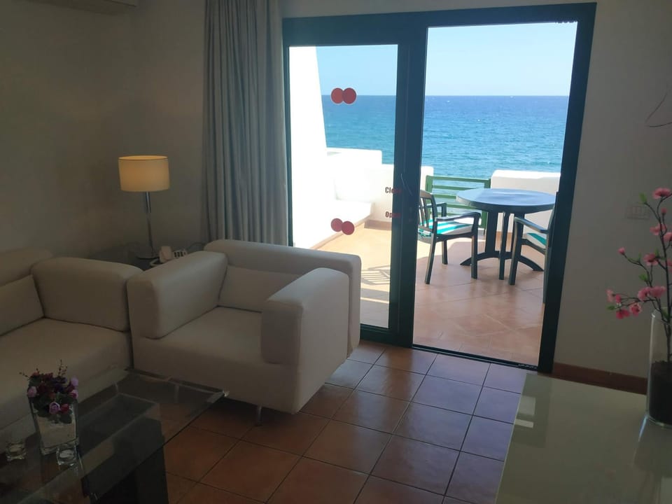 Balcony/Terrace, Living room, Photo of the whole room, Seating area, Dining area, Sea view