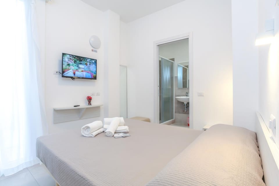 Bed, TV and multimedia, Photo of the whole room, Bedroom