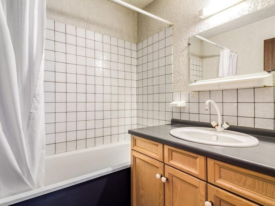 Appartement T3 6 pers avec jardinet, BBQ, proche thermes, parking privé, 3 stations de ski à proximité - FR-1-402-9 Apartment in Luz-Saint-Sauveur