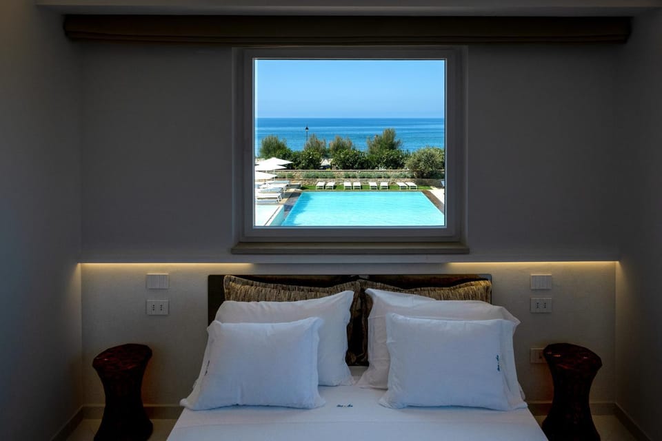 Pool view, Sea view
