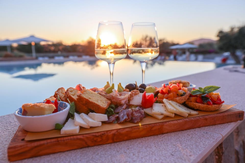 Restaurant/places to eat, Food and drinks, Swimming pool