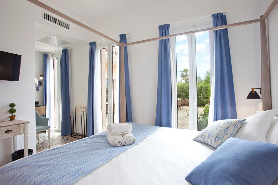 Bed, Photo of the whole room, Bedroom, Inner courtyard view