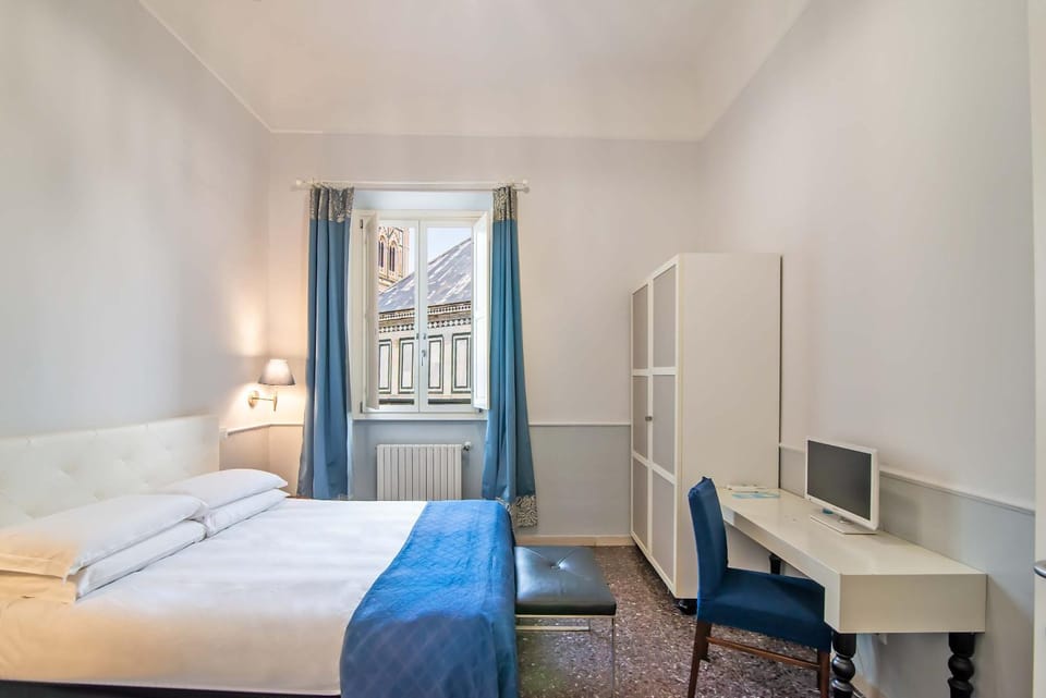 View (from property/room), Bedroom, Landmark view