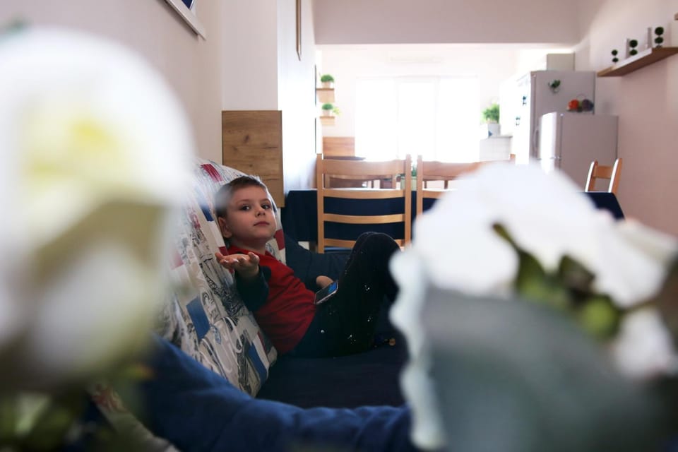Communal lounge/ TV room, Communal kitchen, young children, Family