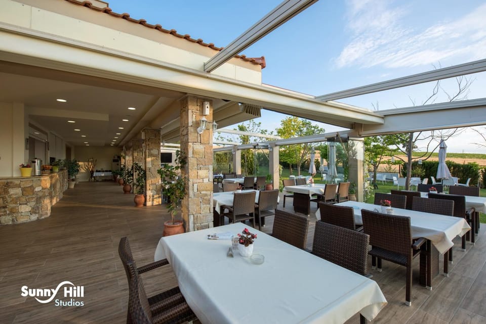 Restaurant/places to eat, Living room