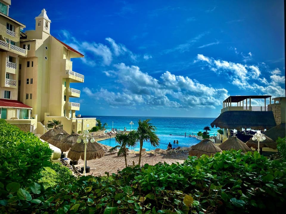Pool view, Sea view