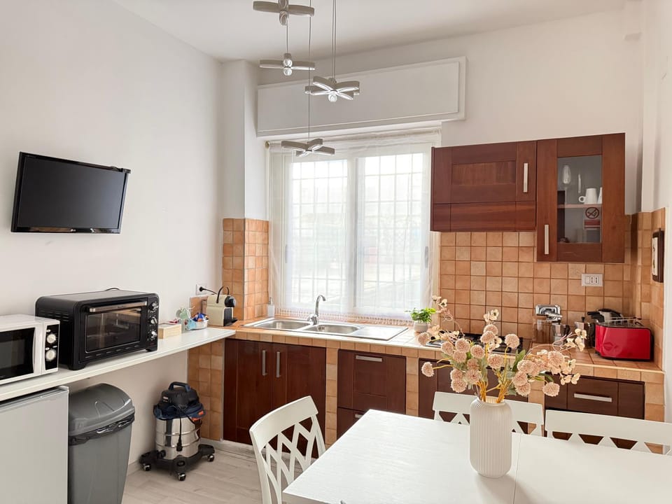 TV and multimedia, Coffee/tea facilities, Kitchen or kitchenette, Dining area, minibar, oven, stove