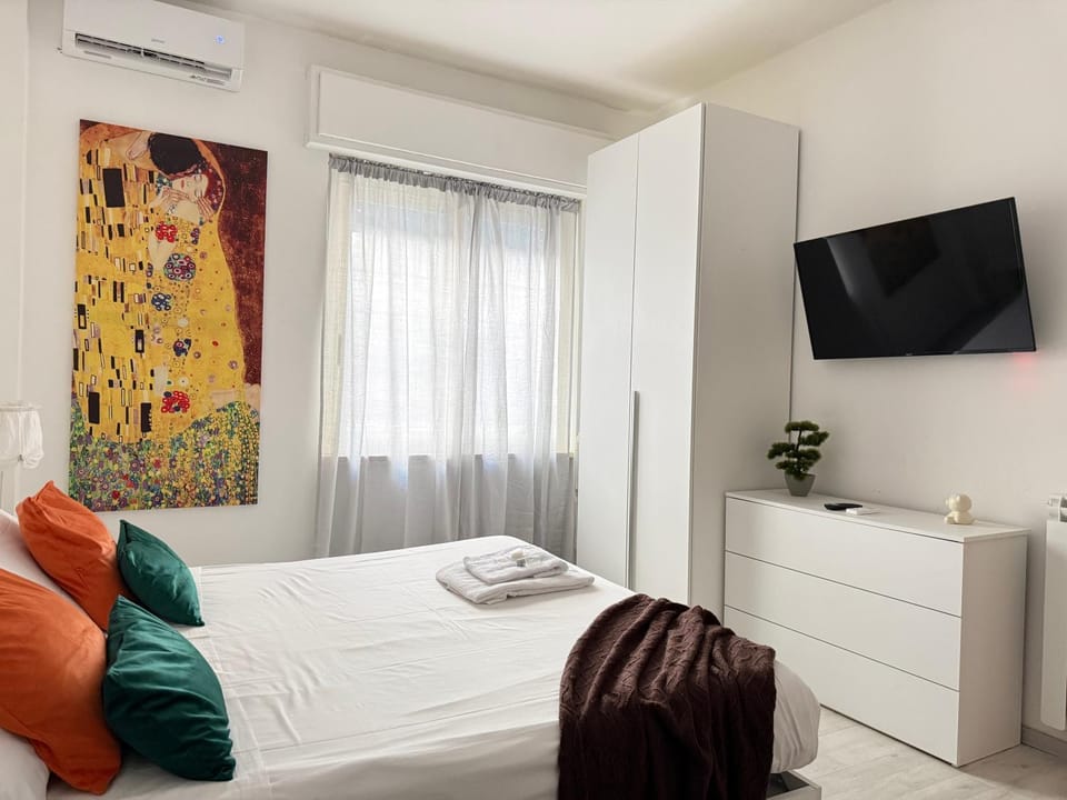 Bed, TV and multimedia, Photo of the whole room, Bedroom, towels, air conditioner
