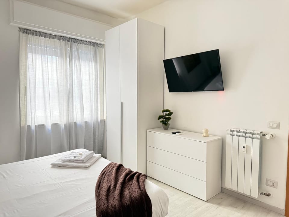 Bed, TV and multimedia, Bedroom, towels