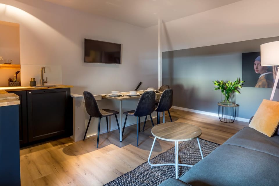 TV and multimedia, Kitchen or kitchenette, Living room, Decorative detail, Bedroom