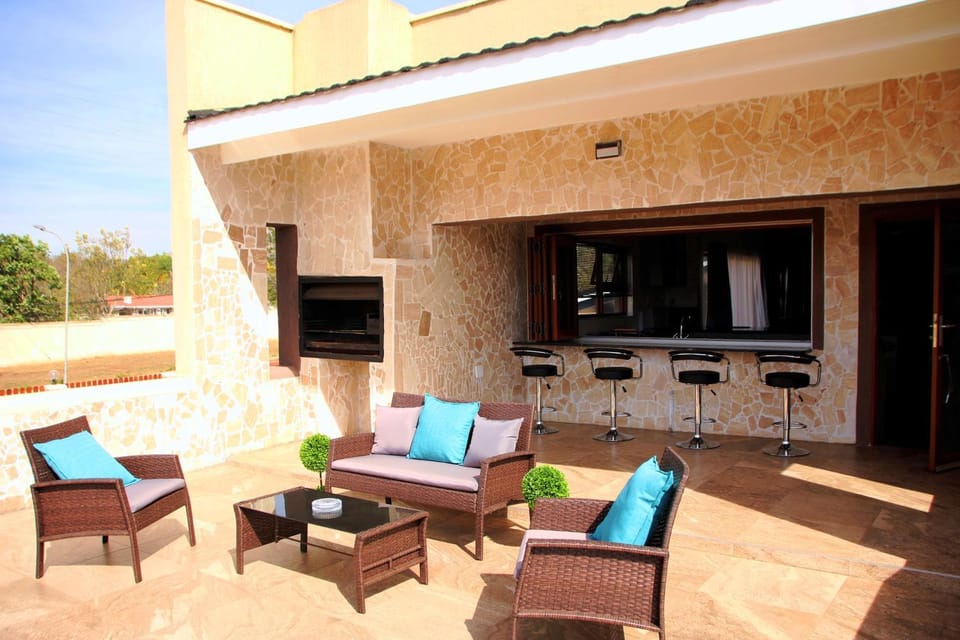 Patio, BBQ facilities, Balcony/Terrace, Photo of the whole room, Decorative detail, Mountain view, Street view