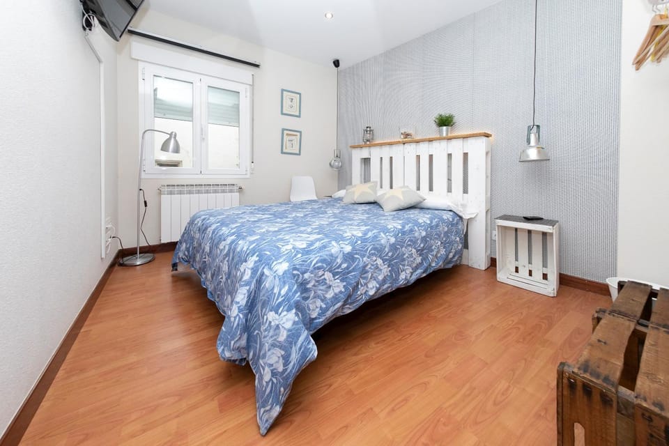 Photo of the whole room, Bedroom