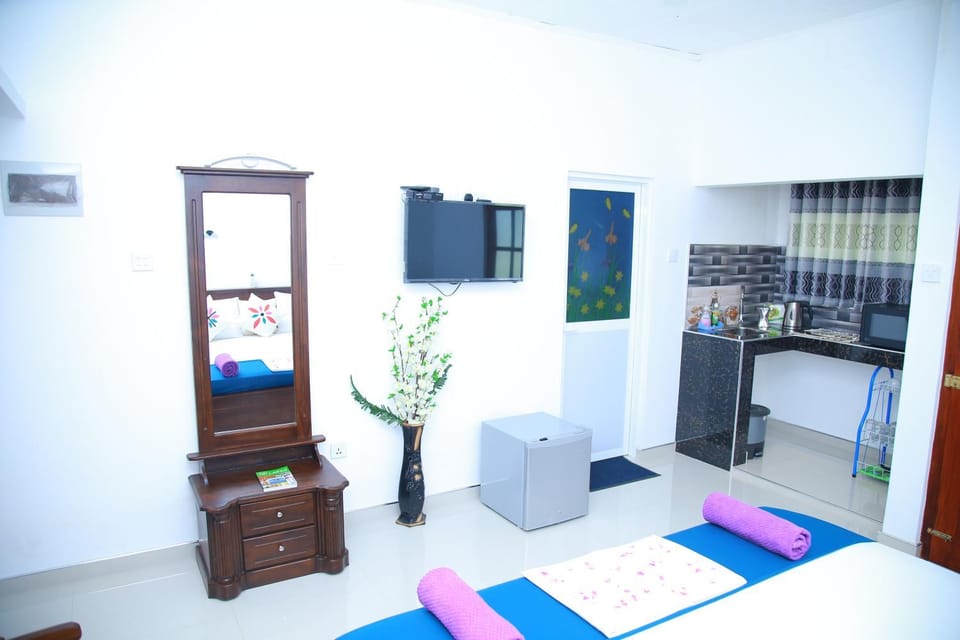 Property building, Communal lounge/ TV room, TV and multimedia, View (from property/room), Other, Decorative detail, Bedroom, Area and facilities, Area and facilities