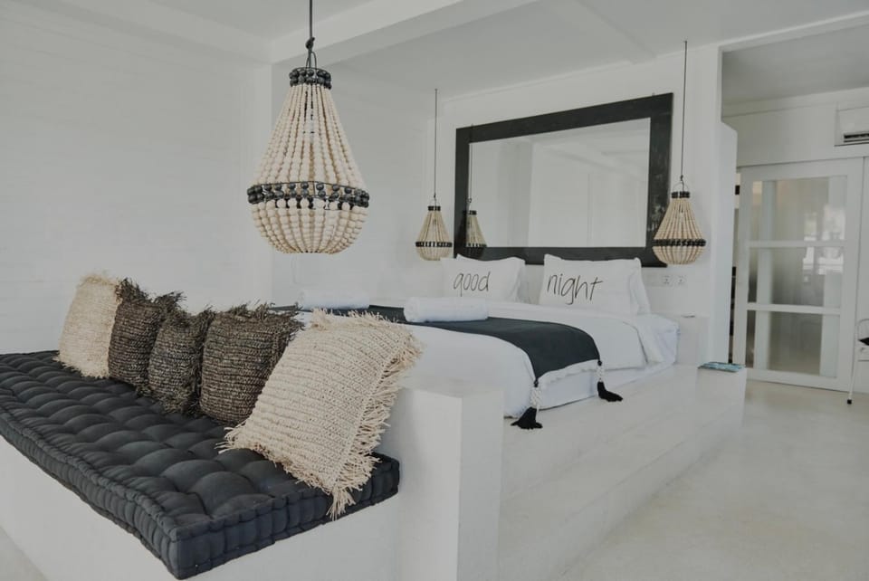 Bed, Living room, Photo of the whole room, Seating area, Bedroom, Garden view, air conditioner