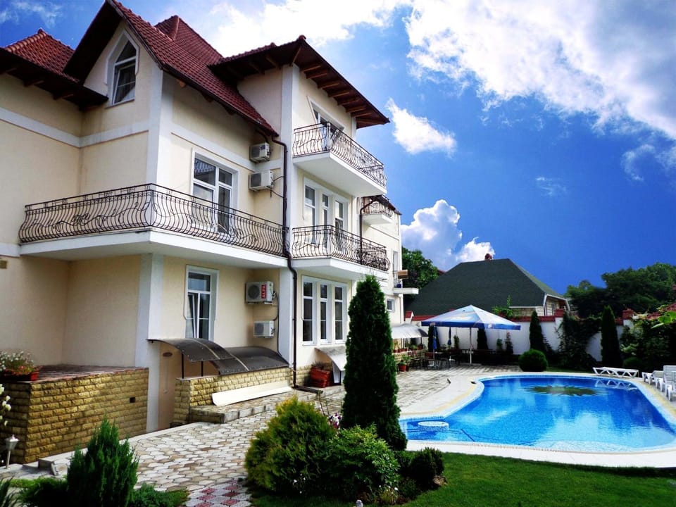 Area and facilities, Swimming pool