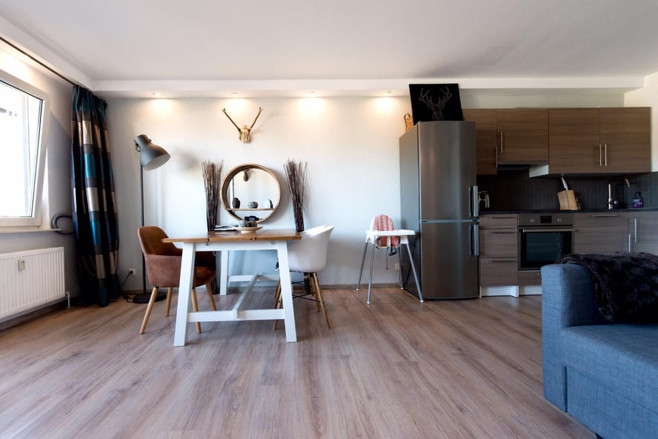 Kitchen or kitchenette, Living room, Seating area, Dining area