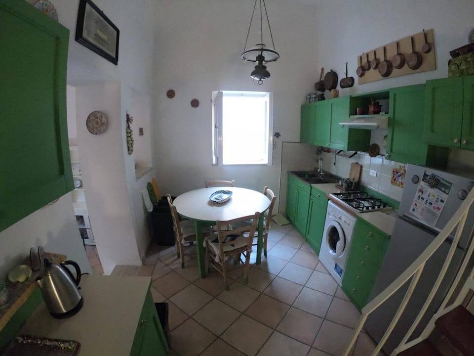 Coffee/tea facilities, Kitchen or kitchenette, Dining area