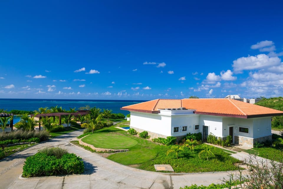 Pristine Bay Beach Home 104 House in Bay Islands Department