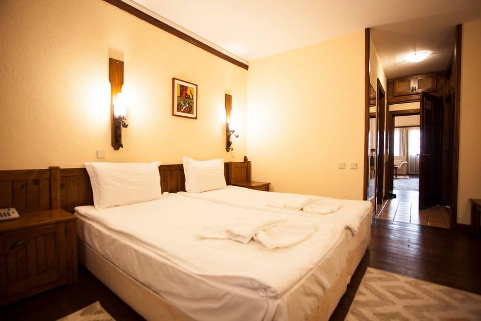 Bedroom, Mountain view, Family, towels