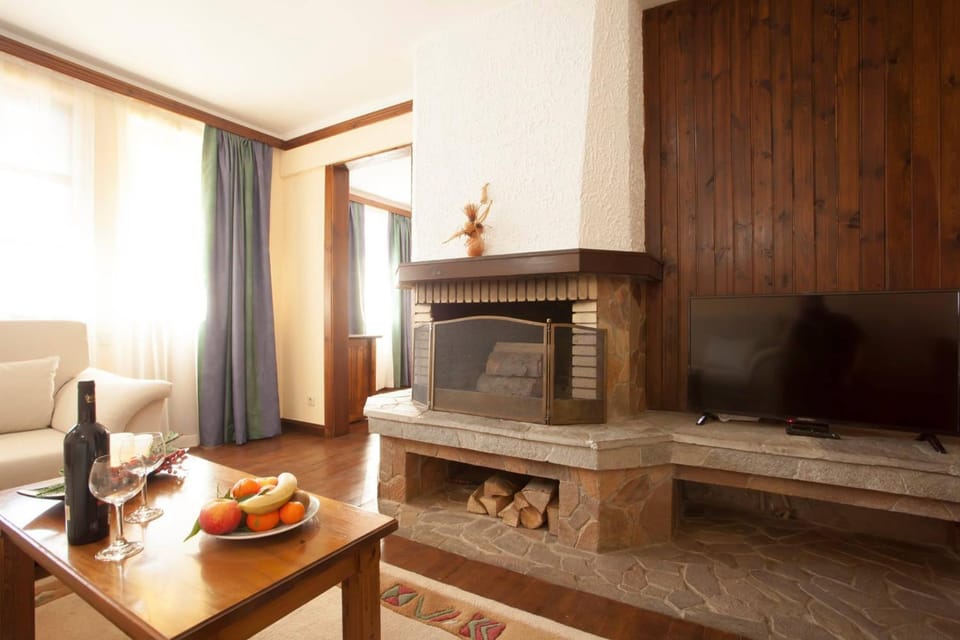 Living room, Mountain view, Family, fireplace