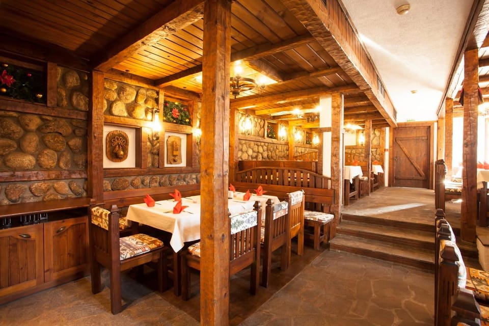 Restaurant/places to eat, Food and drinks, Banquet/Function facilities, group of guests, fireplace