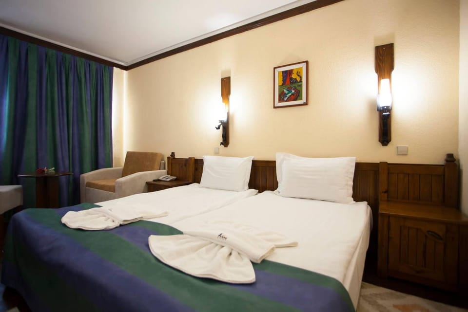 Bedroom, Mountain view, Family, towels