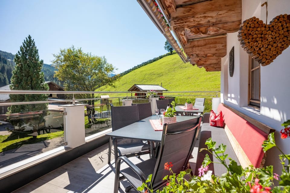 Balcony/Terrace, Balcony/Terrace, Mountain view