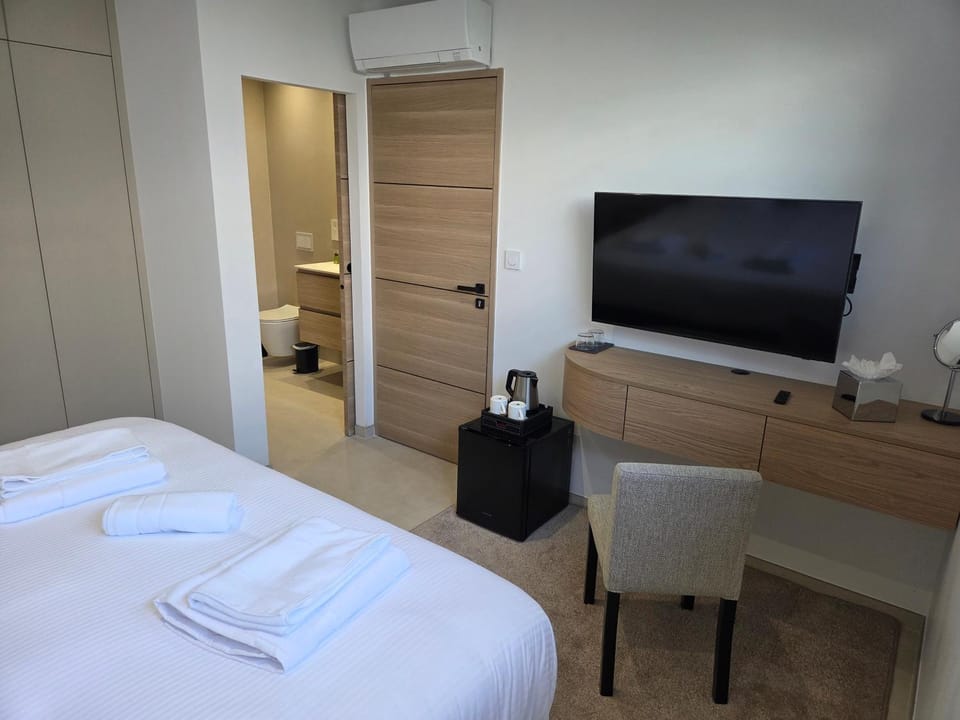 Bed, Photo of the whole room, Bedroom, air conditioner