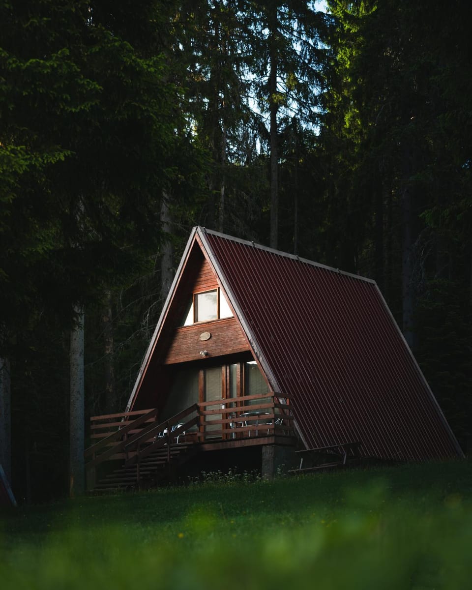 Property building, Restaurant/places to eat, Natural landscape, Ski School, Skiing, Skiing, View (from property/room), View (from property/room), Kitchen or kitchenette, Living room, Seating area, Hiking, Hiking, Landmark view, Landmark view, Mountain view, Mountain view, Breakfast, Location, Parking, concierge, internet, internet, internet