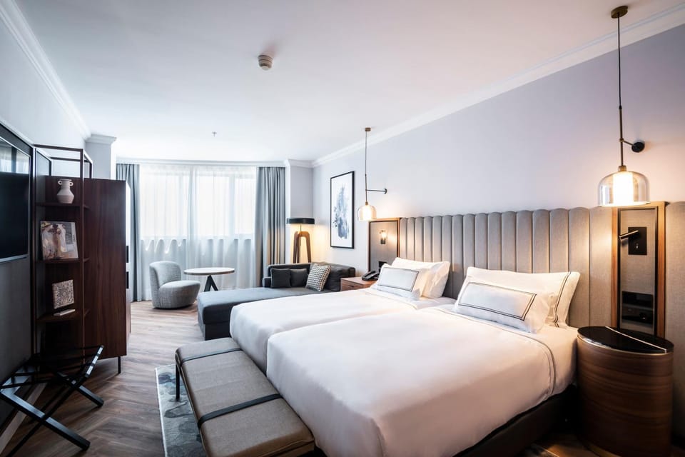 Bed, TV and multimedia, Bedroom
