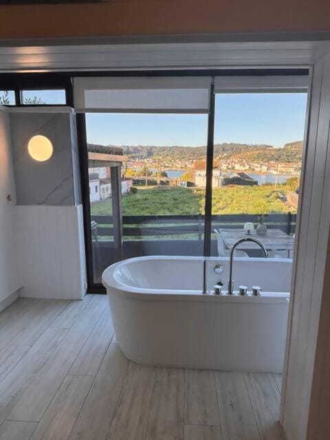Mar no Camiño. Terraza, bañera con vista al mar. House in Galicia