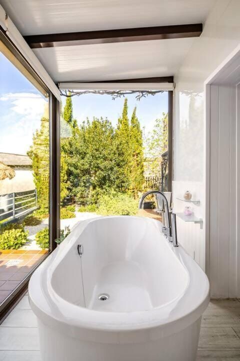 Mar no Camiño. Terraza, bañera con vista al mar. House in Galicia