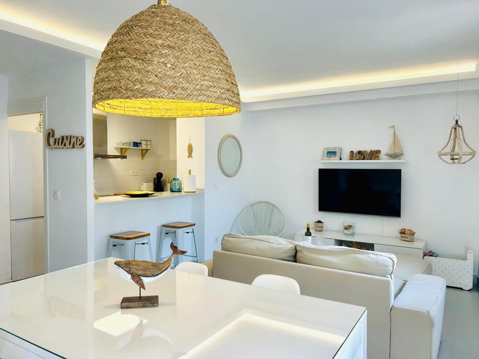 TV and multimedia, Kitchen or kitchenette, Living room, Seating area, Dining area