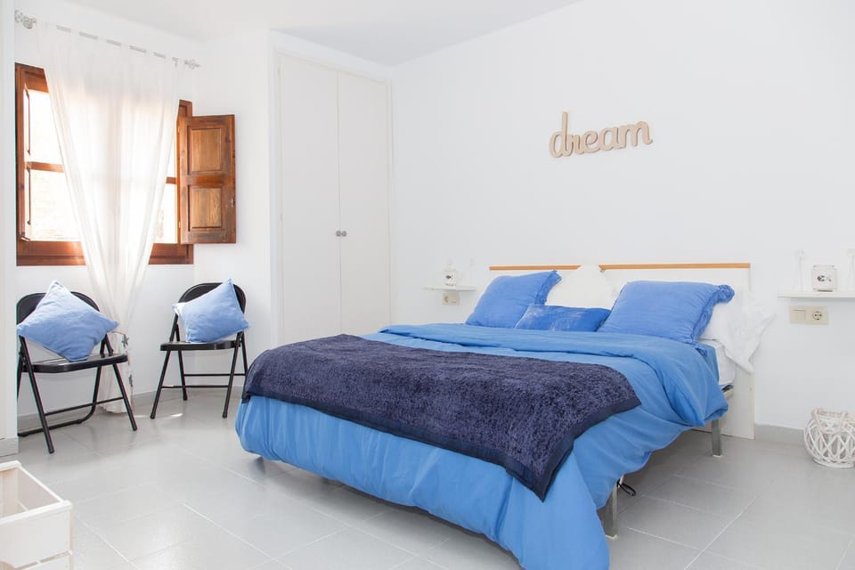Bed, Photo of the whole room, Decorative detail, Bedroom