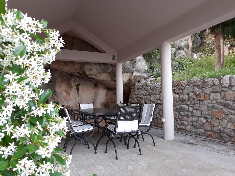 Property building, Spring, Day, Balcony/Terrace, On site, Pets